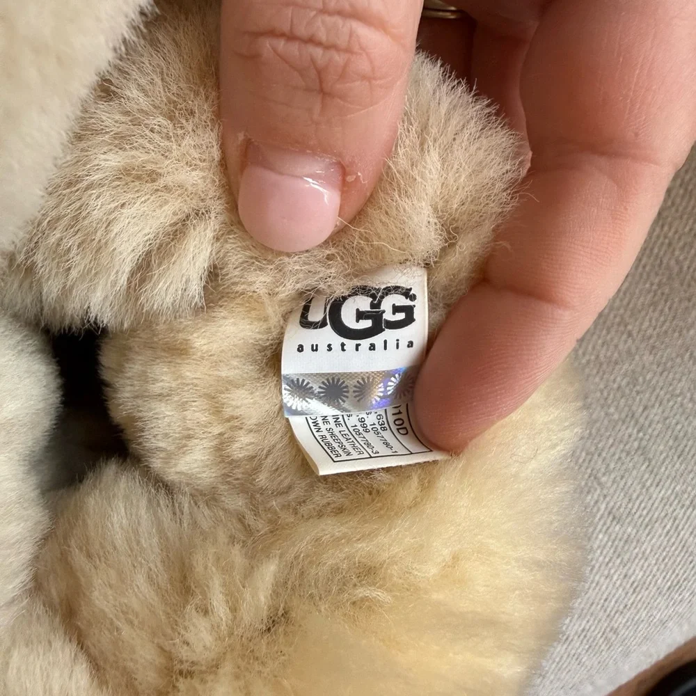 Authentic UGG Australia Bailey Button Boots in Walnut - Size 7 - Picture 9 of 11